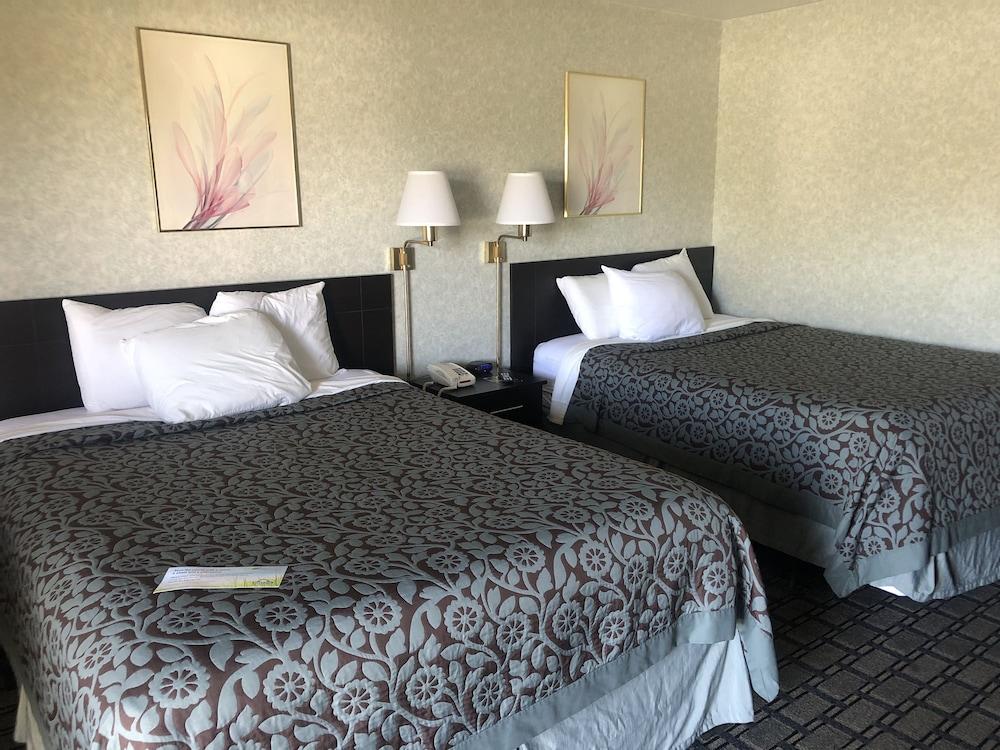 Days By Wyndham St Clairsville Hotel St. Clairsville
